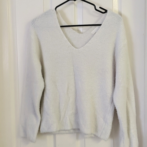 H&M | Cropped Fuzzy V-Neck Sweater - Picture 2 of 5